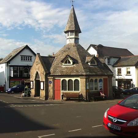 The Three Crowns Hotel Чагфорд Екстериор снимка The Market Cross