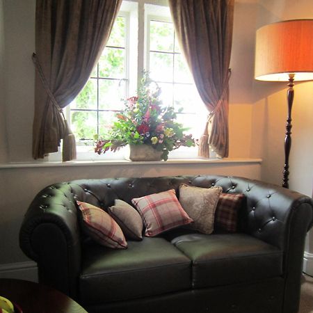 The Three Crowns Hotel Чагфорд Екстериор снимка A leather sofa