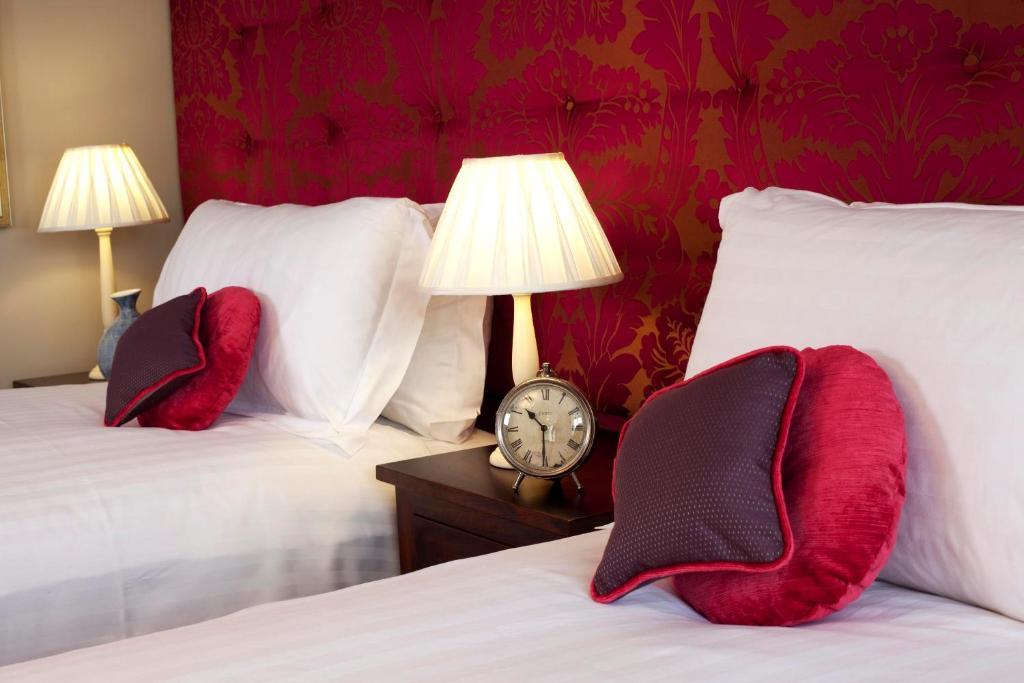 The Three Crowns Hotel Чагфорд Стая снимка A bedroom at the hotel
