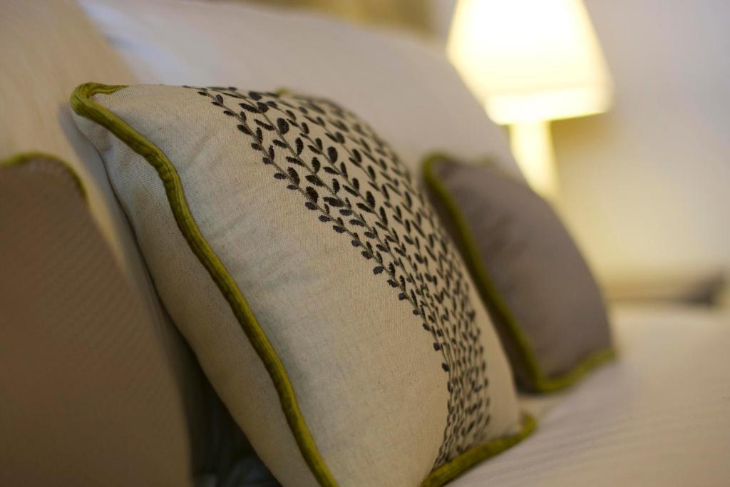 The Three Crowns Hotel Чагфорд Екстериор снимка A throw pillow