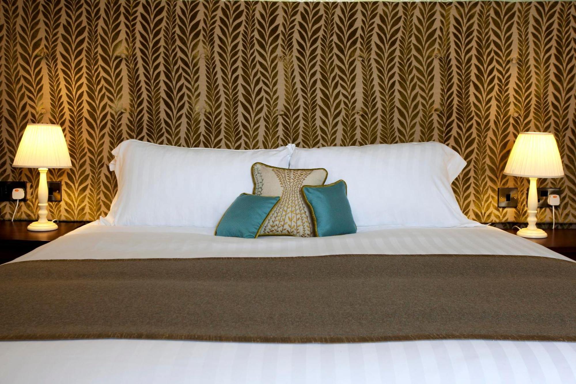 The Three Crowns Hotel Чагфорд Екстериор снимка A bed with a headboard