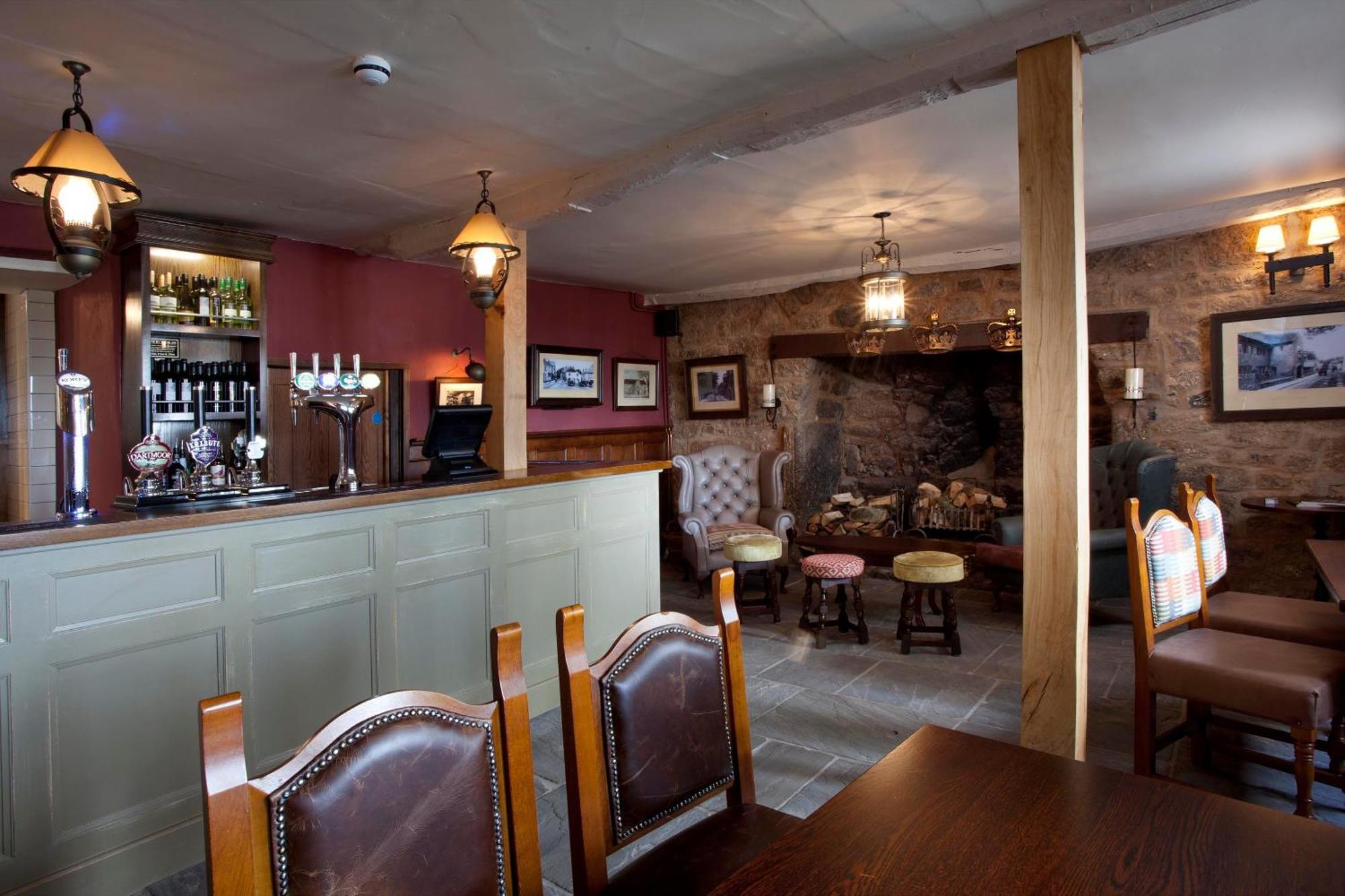 The Three Crowns Hotel Чагфорд Екстериор снимка The interior of the pub