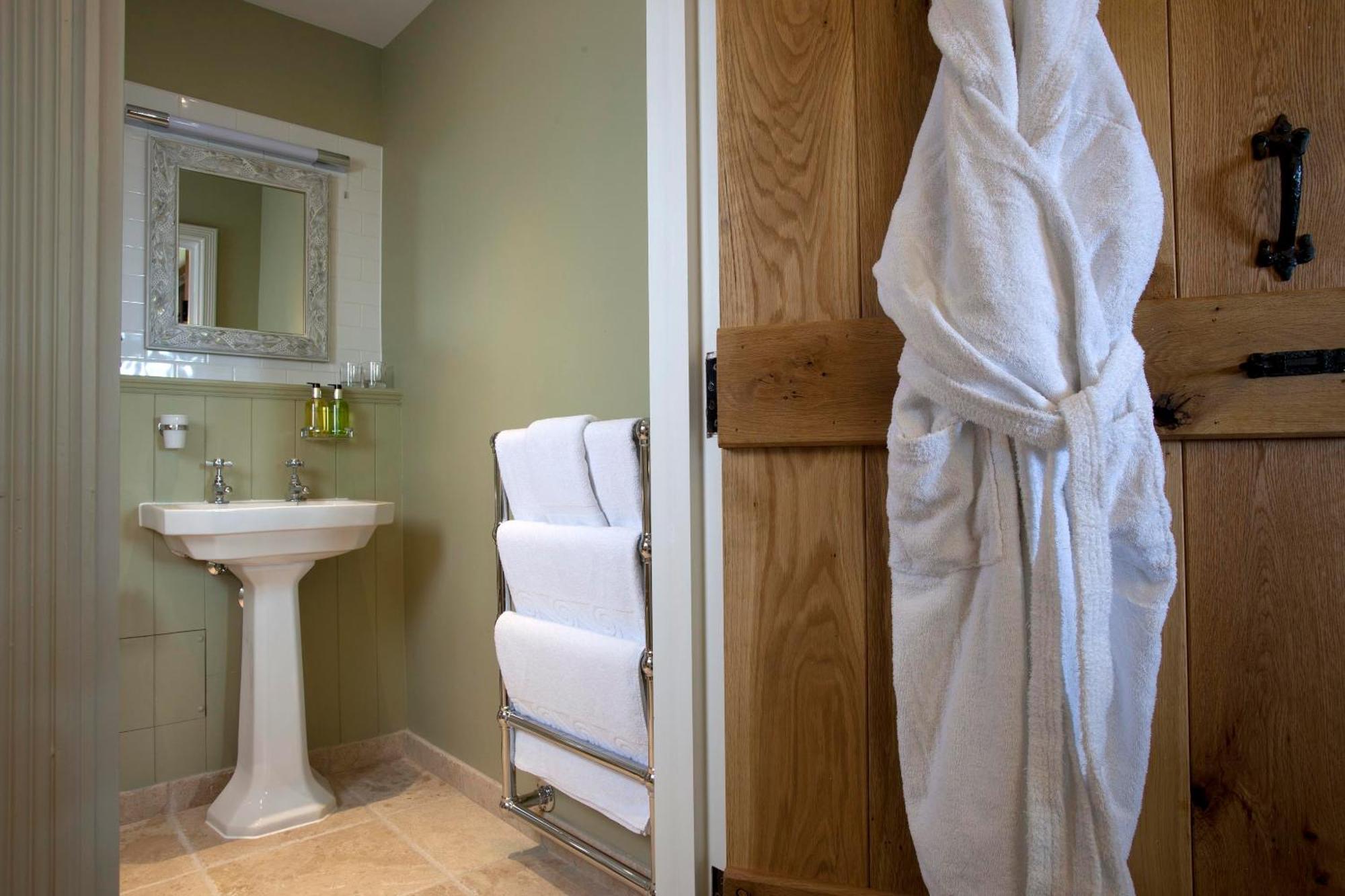 The Three Crowns Hotel Чагфорд Екстериор снимка A bathrobe hanging on a door