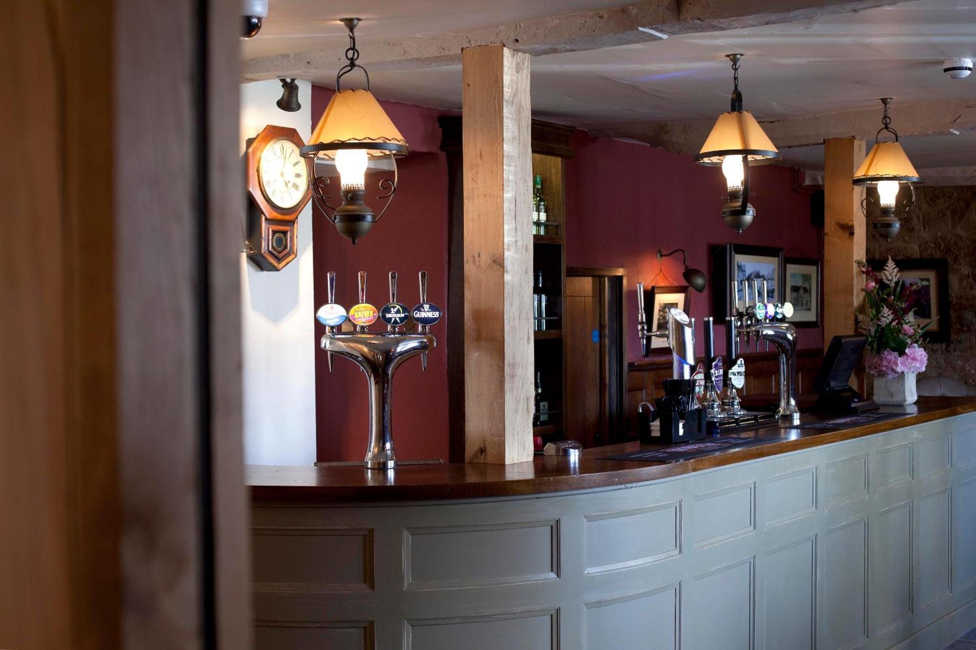 The Three Crowns Hotel Чагфорд Екстериор снимка The bar at The Old Red Lion