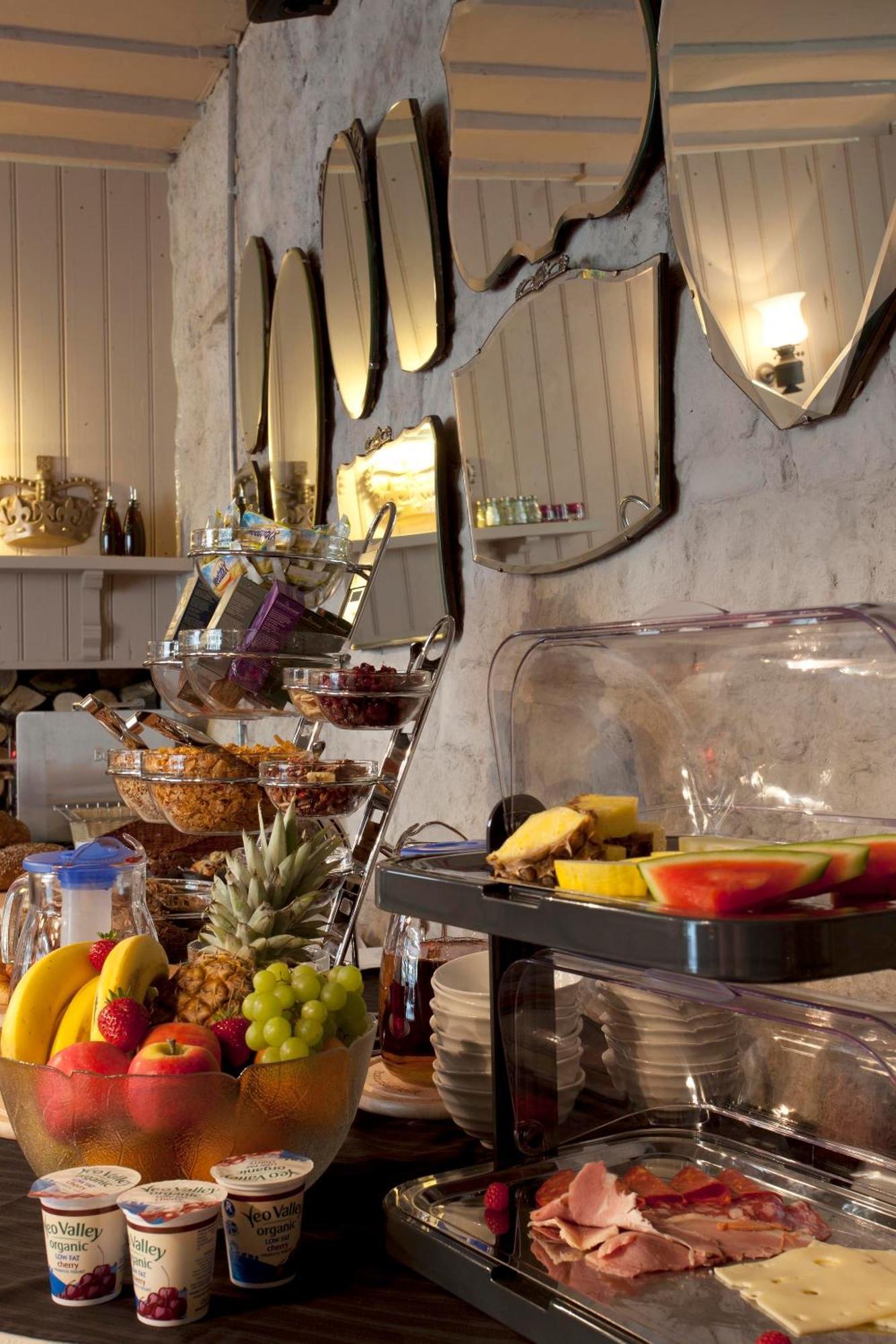 The Three Crowns Hotel Чагфорд Екстериор снимка A buffet at a hotel
