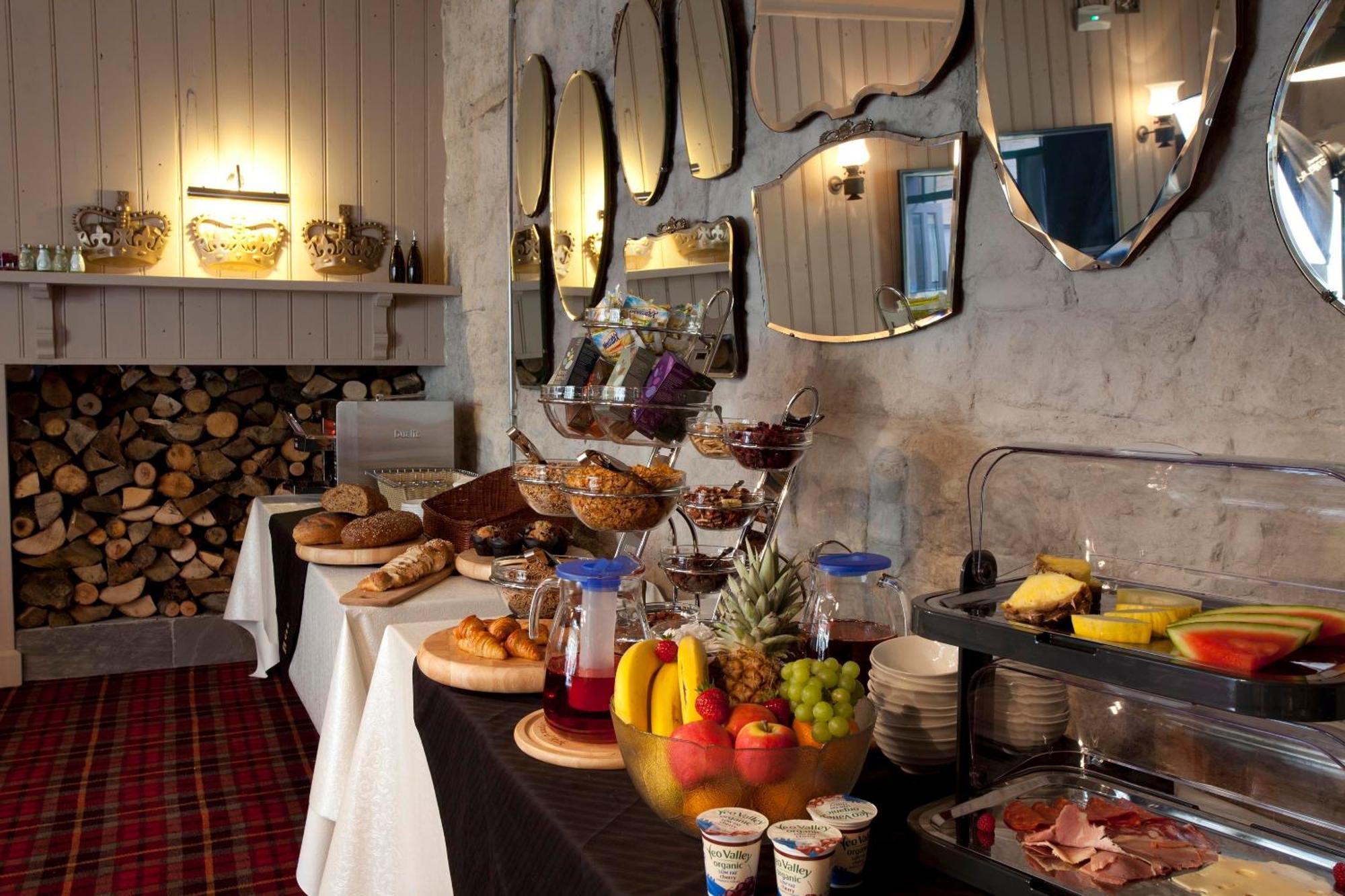 The Three Crowns Hotel Чагфорд Екстериор снимка Breakfast buffet at the hotel