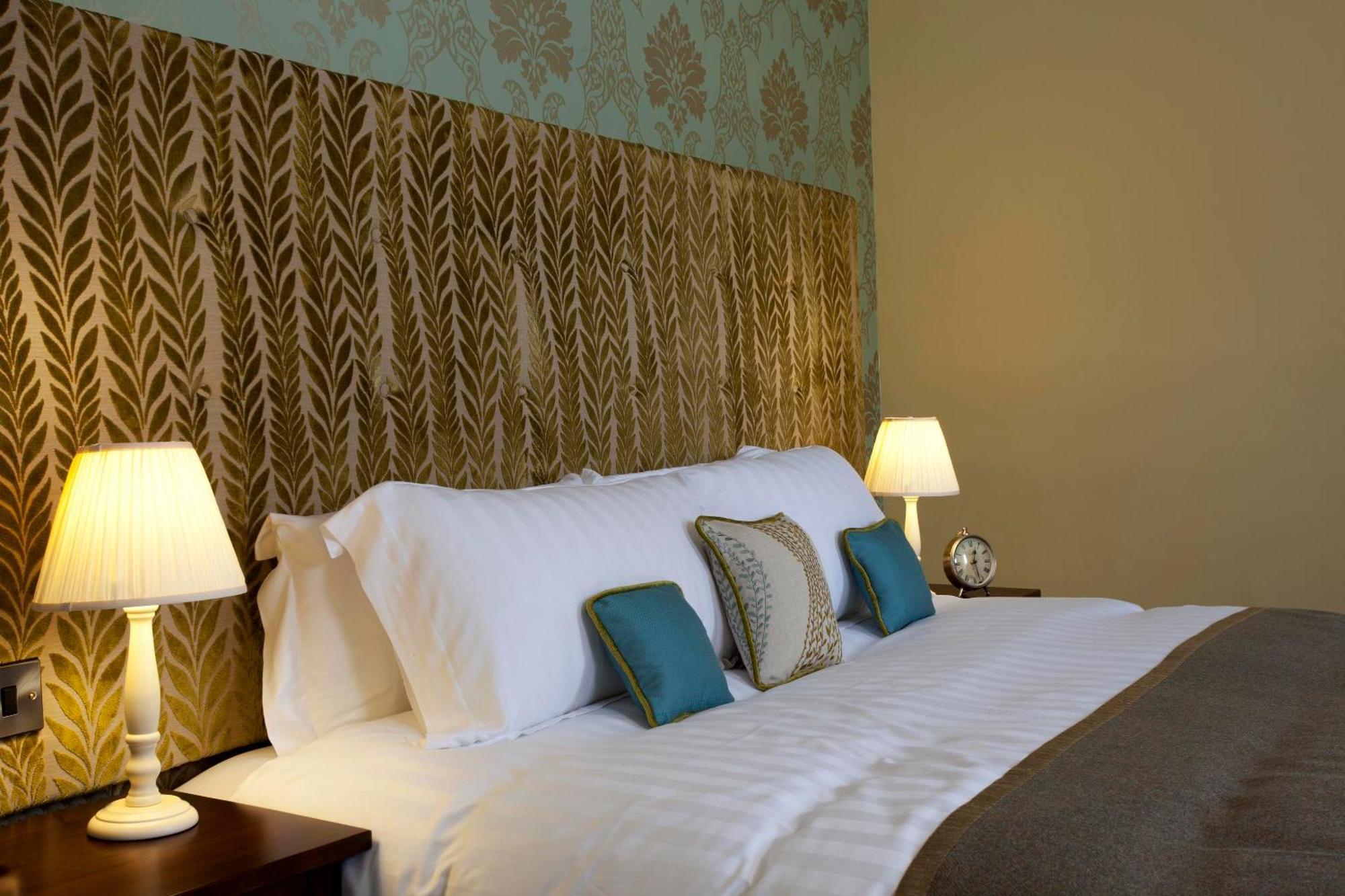 The Three Crowns Hotel Чагфорд Екстериор снимка A bedroom at the hotel