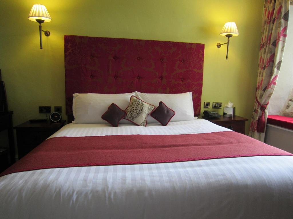 The Three Crowns Hotel Чагфорд Стая снимка A bedroom at the hotel