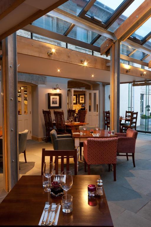 The Three Crowns Hotel Чагфорд Екстериор снимка The restaurant at the River Lee House