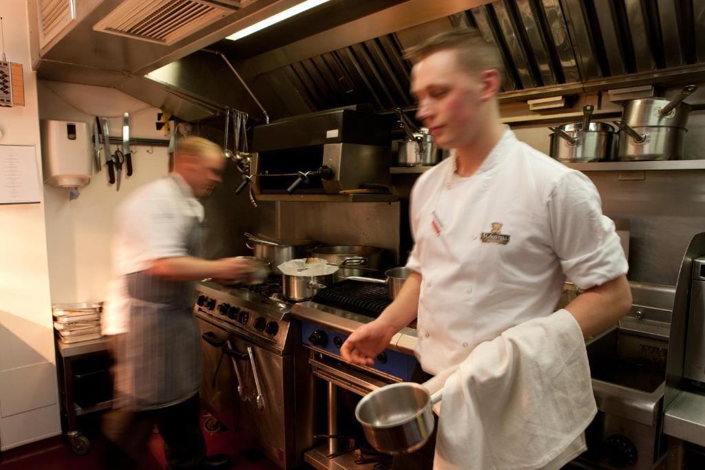 The Three Crowns Hotel Чагфорд Екстериор снимка A sous chef in a restaurant kitchen