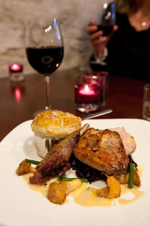 The Three Crowns Hotel Чагфорд Екстериор снимка A chicken and bacon pie with a glass of red wine
