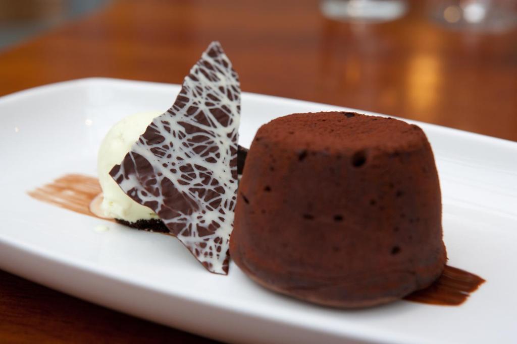 The Three Crowns Hotel Чагфорд Екстериор снимка Chocolate pudding
