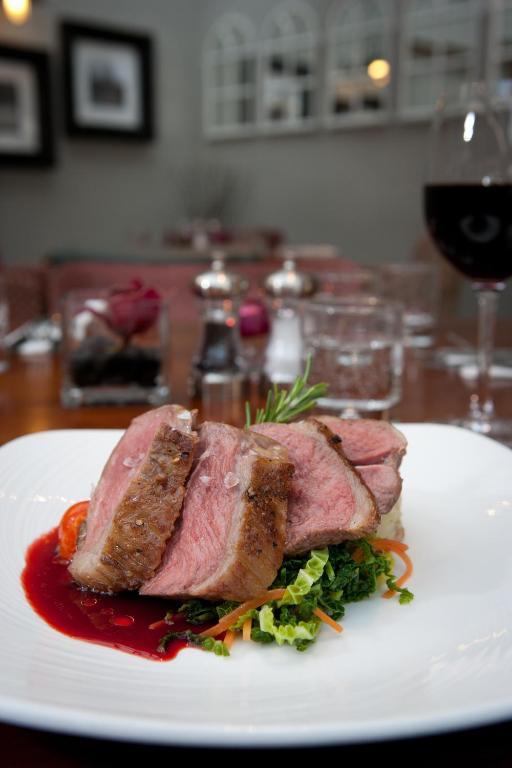 The Three Crowns Hotel Чагфорд Екстериор снимка A steak prepared medium