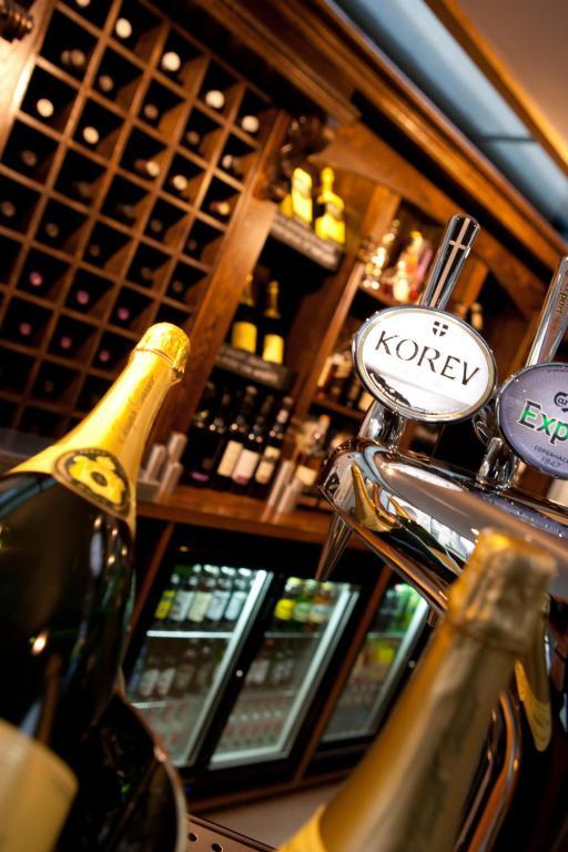 The Three Crowns Hotel Чагфорд Екстериор снимка A bottle of Korov