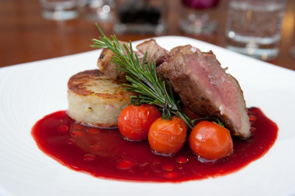 The Three Crowns Hotel Чагфорд Екстериор снимка A plate of food