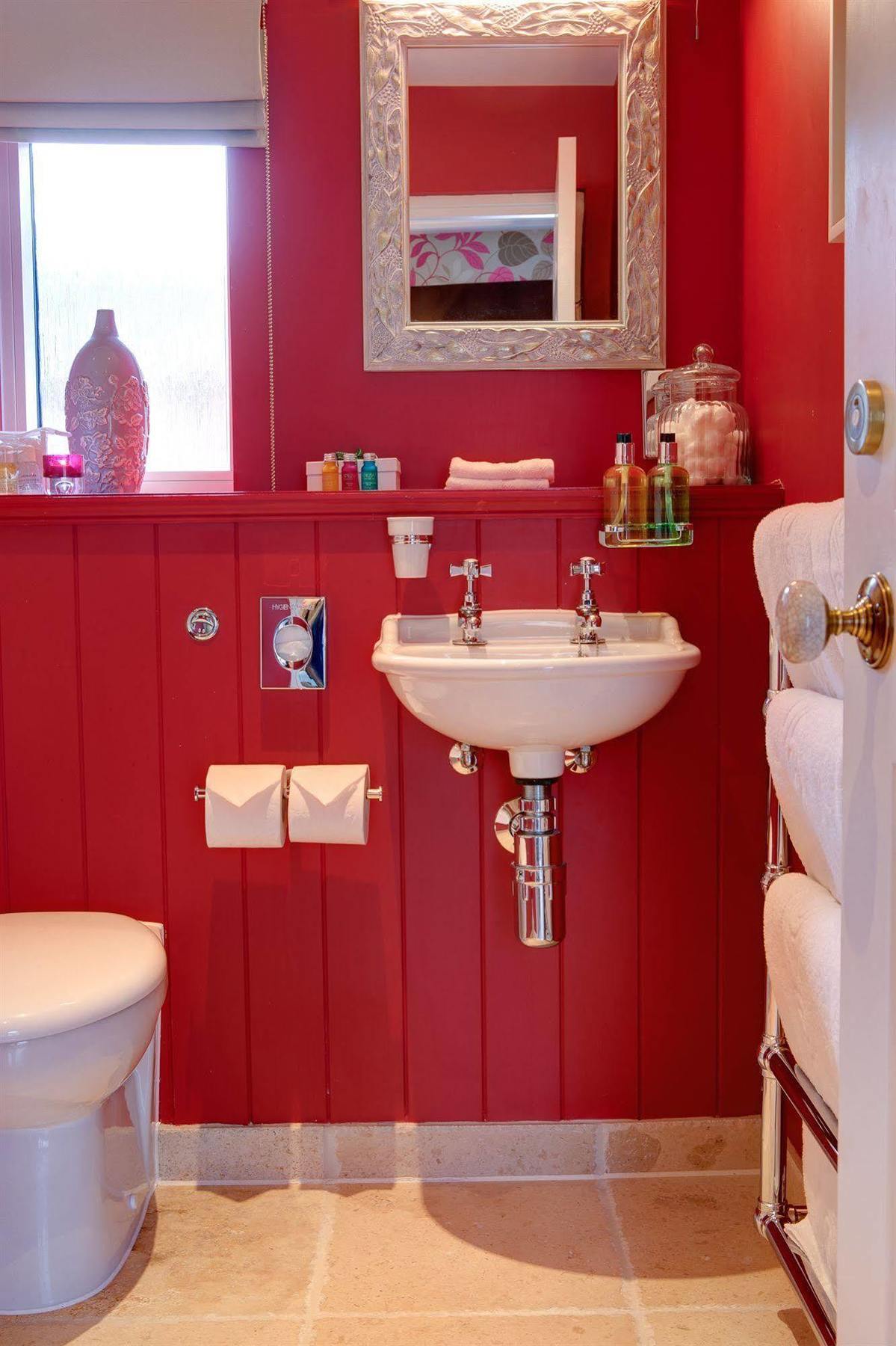 The Three Crowns Hotel Чагфорд Екстериор снимка A typical bathroom